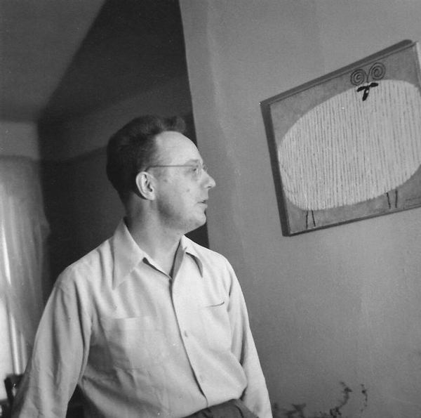 Юрій Шевельов поруч із графікою Якова Гніздовського. Світлина 1960-х років. З архіву Сергія Вакуленка. Фото для публікації надав Олександр Савчук