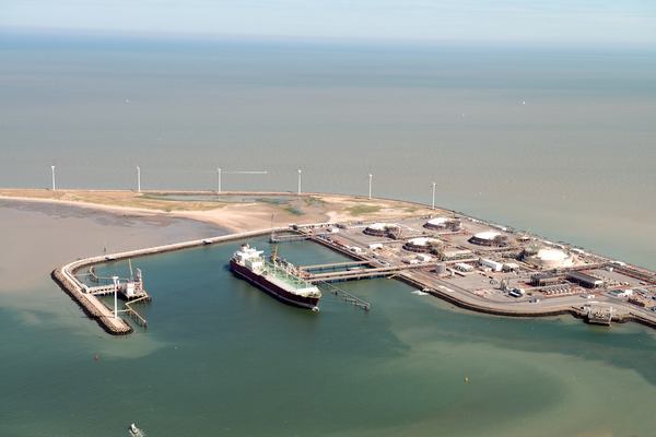 Вид з повітря на термінал ЗПГ у Зебрюгге з пришвартованим танкером ЗПГ та резервуарами для зберігання, видимими на місці