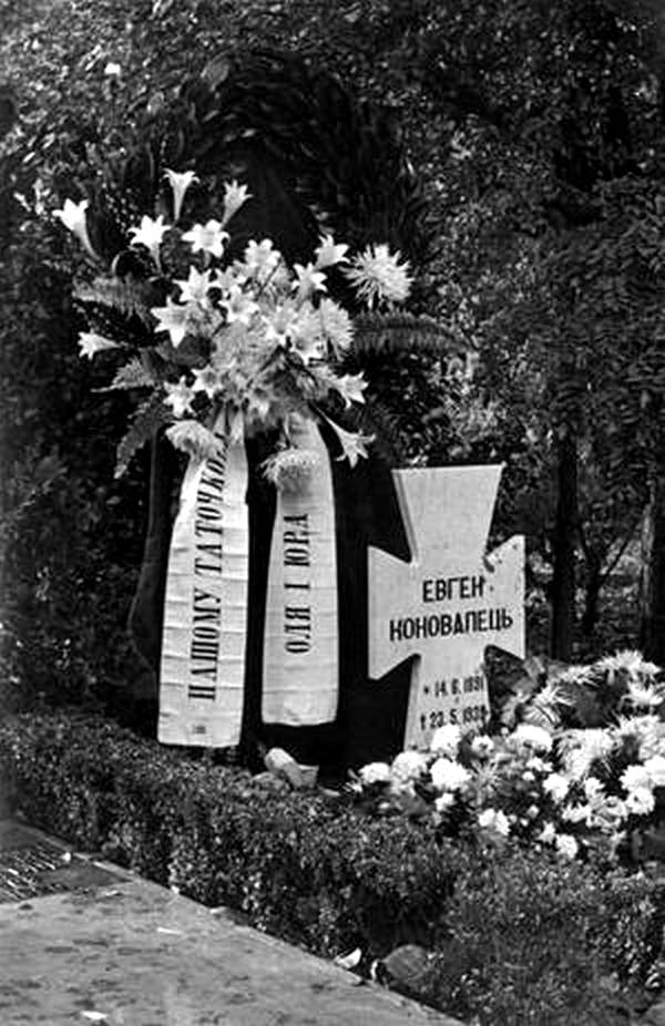 Временный памятник на могиле Евгения Коновальца на кладбище Кросвейк, выполненный в форме традиционного креста на могилах сечевых стрельцов. Роттердам. Архив Центра исследований освободительного движения