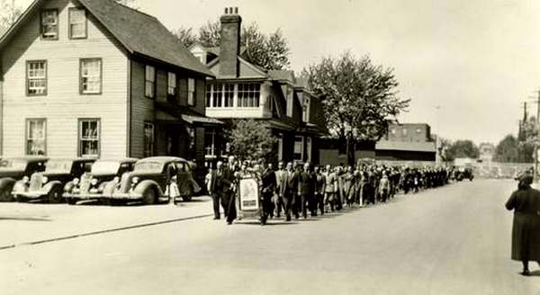 Траурная процессия украинцев по причине гибели Евгения Коновальца. Содбур (Канада), 29 мая 1938 Архив Центра исследований освободительного движения 