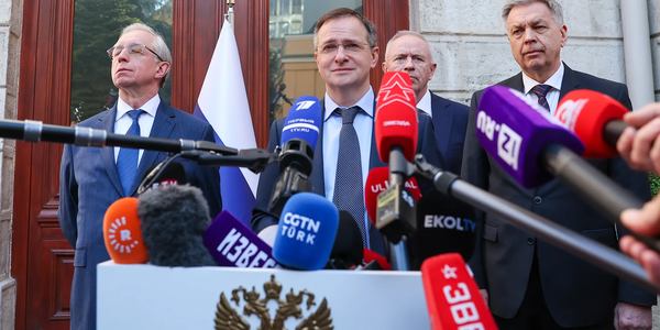 Російська делегація на чолі з Мединським у Стамбулі. Фото: ZUMAPRESS.com