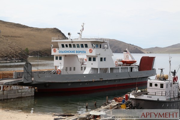 Паром, курсирующий между материком и островом Ольхон