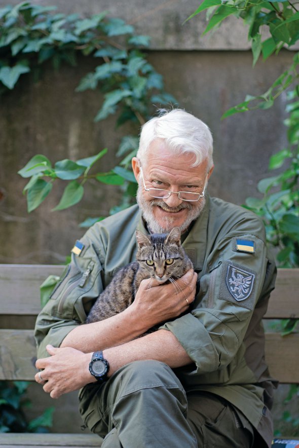 Олексій КРАВЧУК, 59 років, актор. Народився 3 квітня 1963-го в Лієпаї, Латвія. Батьки були актори. Через два роки сім’я переїхала в Україну. Служив у десантних військах окремого призначення в Угорщині. Вивчав акторську майстерність і режисуру в Харківському інституті мистецтв. Працював актором у театрах в Харкові та Львові, режисером у Донецьку, Львові, Луганську. Викладав акторську майстерність у Львівському університеті імені Івана Франка. Заслужений діяч мистецтв України. 24 лютого вступив до лав Збройних сил. Захищає Україну у складі 80-ї окремої десантно-штурмової бригади. Отримав поранення. Одружений з актрисою Оленою Криловою, 58 років. Мають трьох дітей: 32-річна Анастасія – художниця та сценографка, 27-річний Андрій – актор, 17-річна Леся навчається на коваля. Має двох онучок. Любить віскі та грузинську кухню. Улюблена п’єса – ”Чекаючи на Ґодо” Семюеля Бекета. Захоплюється мотоциклами та верховою їздою. Здійснив понад 70 стрибків із парашутом. Живе у Львові