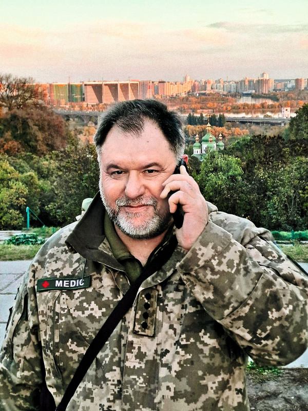 Едуард ”Аспірин” ДРАЧ, 58 років, музикант, лікар медпункту. Народився 6 квітня 1965-го у Кривому Розі на Дніпропетровщині. Мати – терапевтка. Батько – інженер-електрик. Закінчив музичну школу за класом скрипки та Дніпропетровський медичний інститут за спеціальністю ”Лікувальна справа”. Стажувався у клініках українських лікарів Канади. З 1989-го по 1993-й працював невропатологом у Червоній Слободі на Черкащині. 10 років був невропатологом у приватних клініках Києва. Капітан медичної служби. Переклав 80 статей про неврологію з англійської мови на українську для Вікіпедії. Невропатолог, рефлексотерапевт, рок-музикант, бард, кобзар-лірник. Грає на фортепіано, скрипці, банджо, гітарі, вересаївській кобзі, колісній лірі та гуслях. Належить до спільноти Київського кобзарського цеху. Учасник музичних гуртів ”Ранок” і ”Рутенія” та естрадного театру ”Не журись!” Активіст трьох революцій. Від 24 лютого до 1 березня 2022-го брав участь у захисті Києва у складі 112-ї бригади тероборони. Згодом став начальником медичної служби частини одного з батальйонів донецької бригади тероборони. Нині очікує нового призначення й виконує обов’язки лікаря медпункту на Донеччині. 1989-го – лауреат першої премії фестивалю ”Червона рута” в жанрі авторської пісні. Співзасновник фестивалю акустичної музики та співаної поезії ”Відкриті небеса”. Автор сольних музичних альбомів: ”Про славу і багатство”, ”Небо України”, ”Едуард Драч. Власні пісні” та книжки віршів ”Катарсис”. Заслужений працівник культури України. Кавалер ордена ”За заслуги”. Подобаються фільми ”Запах жінки” Мартіна Бреста й ”Мовчання ягнят” Джонатана Деммі. На фронті слухає гурти Foo Fighters, Placebo, ”Вася клаб” і Тризубого Стаса. Смакують борщ і трав’яний чай. 27 років у шлюбі з учителькою історії Мариною, 49 років. Мають двох доньок-музиканток і сина-айтівця. До повномасштабної війни жив у Києві