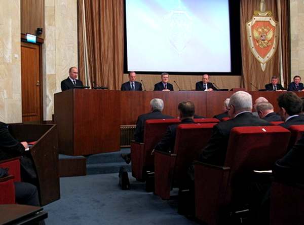 На фото: Россия. Москва. 14 февраля. Президент РФ Владимир Путин (слева) во время выступления на расширенном заседании коллегии Федеральной службы безопасности. Фото ИТАР-ТАСС / Михаил Климентьев