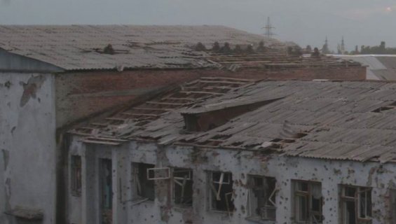 Снимок сделан 03.09.04 в 18.51. На нем разрушенное во время штурма южное крыло, в котором погибли до 100 заложников. Штурм закончен. Из отверстий в крыше актового зала выглядывают спецназовцы ЦСН ФСБ  Дмитрий БЕЛЯКОВ