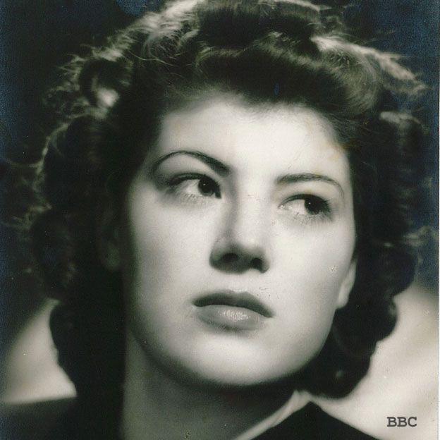 Американские солдаты и советский солдат с женщиной