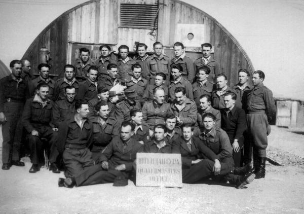 Група військовополонених дивізійників у таборі. Місто Ріміні, Італія, 1946 рік / Фото з архіву проєкту "Локальна історія"