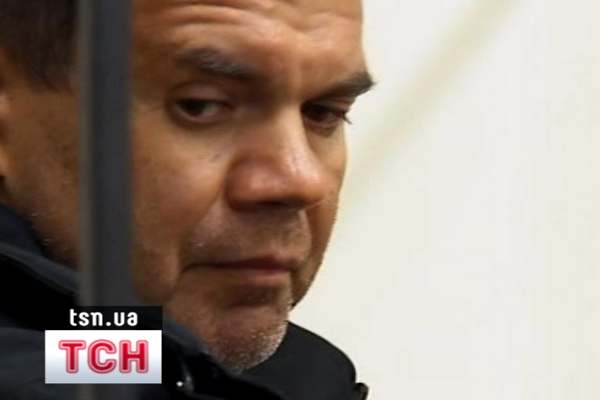 Экс-жена ректора рассказывает, что он за решеткой чувствует себя замечательно, целыми днями смотрит телевизор и звонит по телефону ей с угрозами. Больше читайте здесь: http://ru.tsn.ua/ukrayina/rektoru-pedofilu-sozdali-v-sizo-komfortabelnye-usloviya.html