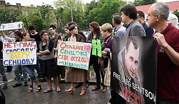 Акция кинематографистов в поддержку Олега Сенцова Возле посольства РФ в Киеве, 21 мая 2014 года. Фото: Макс Левин / lb.ua