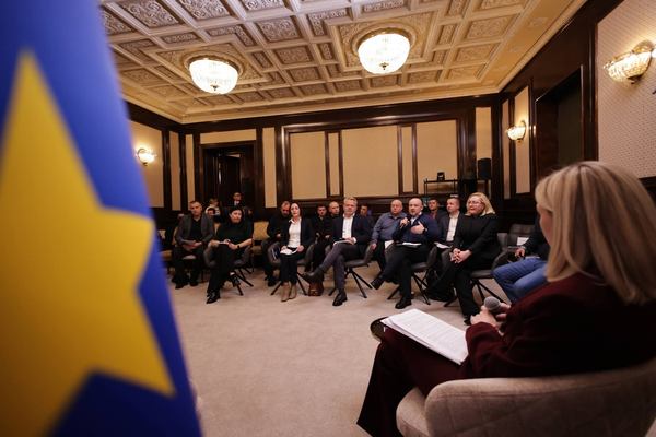 Мер Бучі Анатолій Федорук (у центрі), виконавчий директор АГУ Олександр Слобожан, президент УАРОР Тетяна-Єгорова Луценко на слуханнях, організованих Офісом Конгресу місцевих і регіональних влад при Президентові України напередодні голосування за законопроект №14048 /