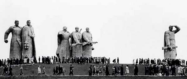 Демифологизация Второй мировой постепенно происходит в Украине. В России же до сих пор живут мифы сталинско-брежневской времен. Мемориал «28 погибшим панфиловцам» недалеко от Москвы