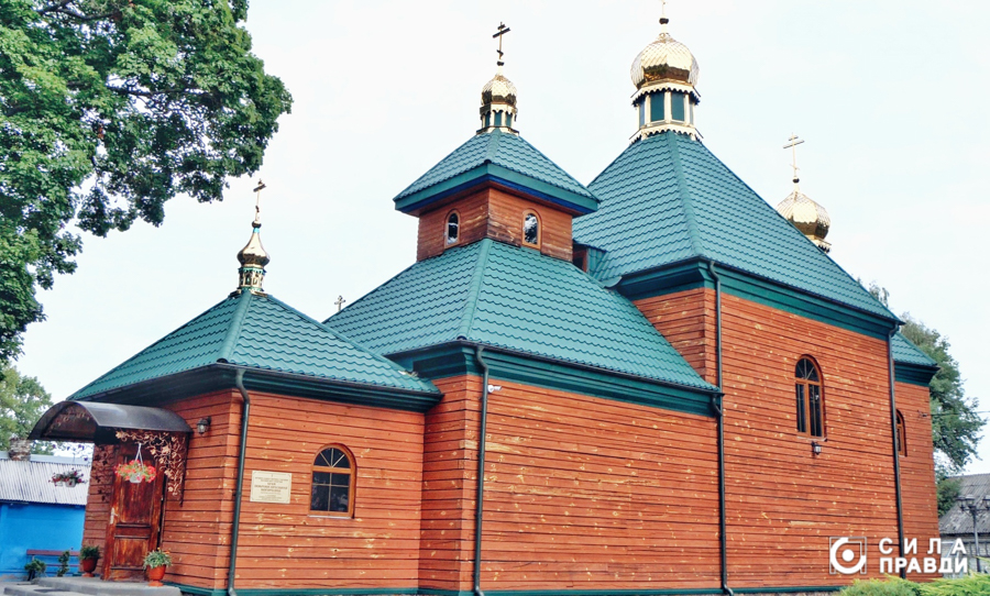 Церква Покрови Пресвятої Богородиці у селі Залізниця, якій близько 280 років.