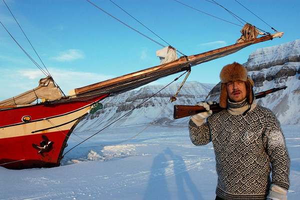Отели на Шпицбергене устраивают в неожиданных местах — например, во вмерзшем в лед датском паруснике