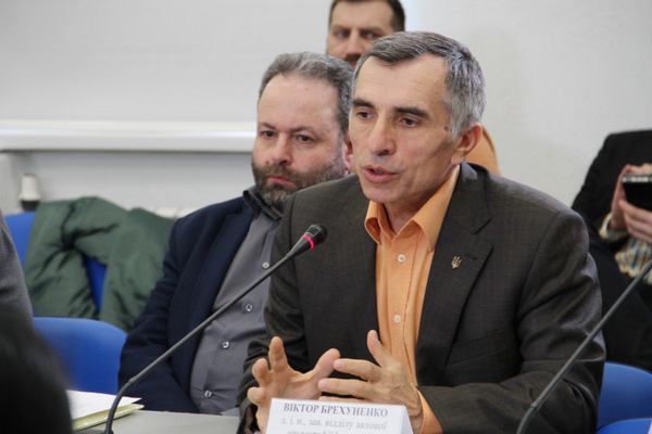 Віктор Брехуненко (на фото праворуч): «Як не дивно, але сусіди (в тому числі московія) на глобальному рівні визнавали рацію за українським поглядом на наші кордони» (фото з uinp.gov.ua)