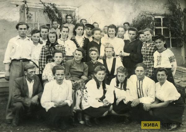 Українці на спецпоселенні. У другому ряді четверта справа Катерина Гучко.