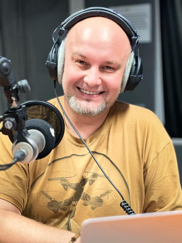 Пйотр Кашувара у студії Радіо 357, 2024. Джерело: особистий архів