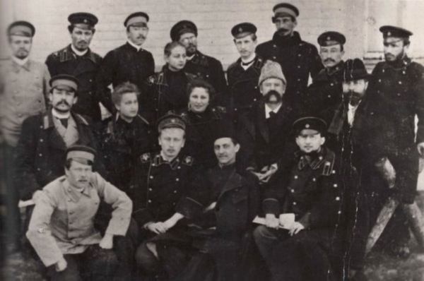 Харківська українська студентська громада з почесними гостями Миколою Міхновським та кооператором Миколою Левитський (середній ряд справа). Історична правда