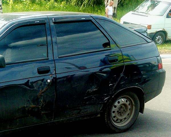 вмятины, на которых уже успела проявиться ржавчина