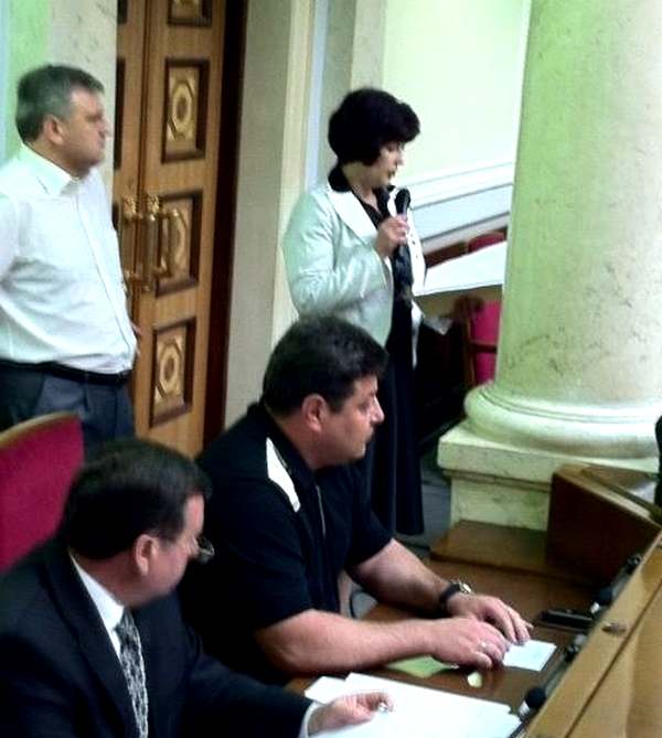 Лутковская под стенкой приносит присягу. Фото с Твиттера Андрея Шевченко