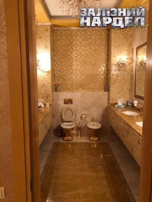 Золотий унітаз