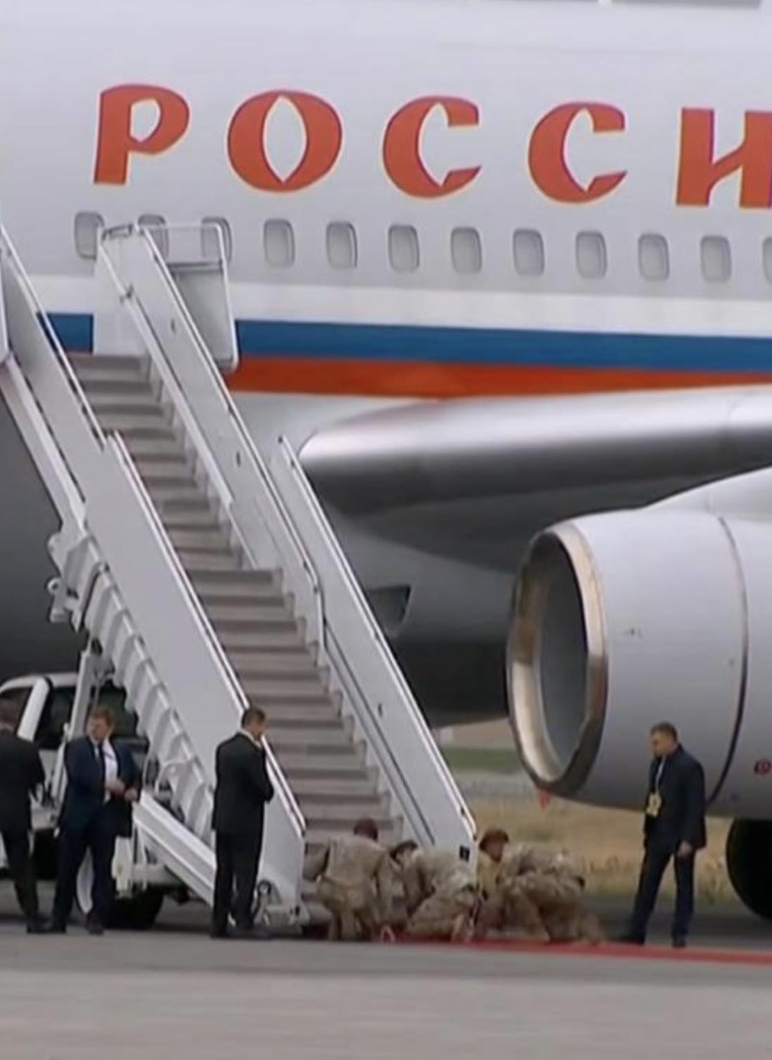 Американські військові навколішки стелють червону доріжку для російського диктатора Путіна в Анкориджі, Аляска, САШ 16 серпня 2025