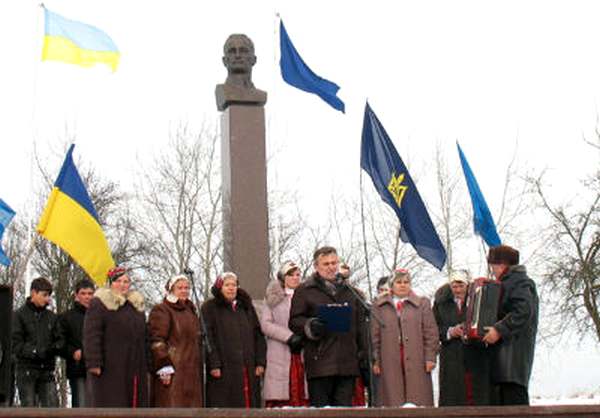 В родном селе Андрея Мельника установлен памятник выдающемуся земляку