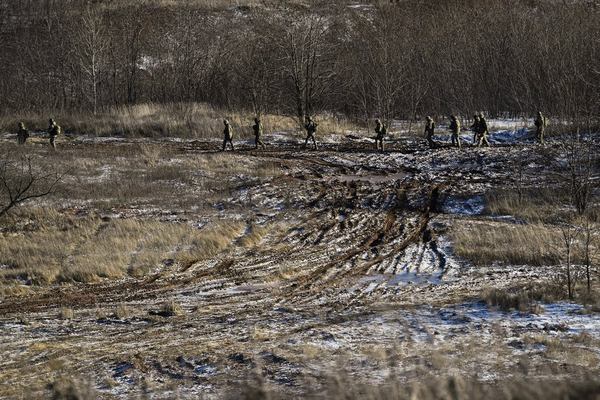 "В армії багато чому вчать. Я проходив курси, зараз ще одні буду проходити — це постійний процес вдосконалення" — каже Сініцин. На фото: українські військові беруть участь у польових навчаннях на Донеччині, в умовах близьких до бойових, 28 листопада 2023 року. Фото: Genya Savilov/AFP/Getty Images