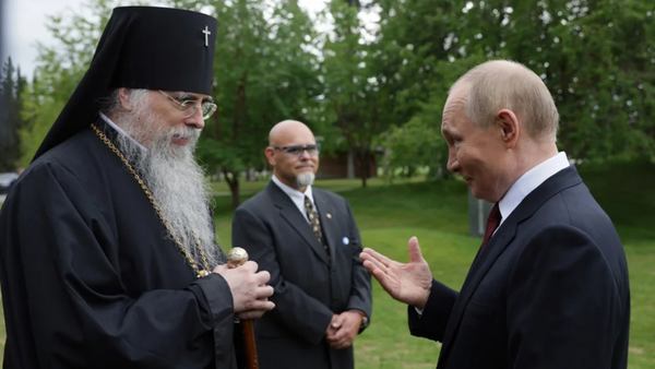 Володимир Путін розмовляє з архієпископом Ситкінським і Аляскинським Олексієм. Фото: Гаврило Григоров / EPA / SPUTNIK / KREMLIN POOL