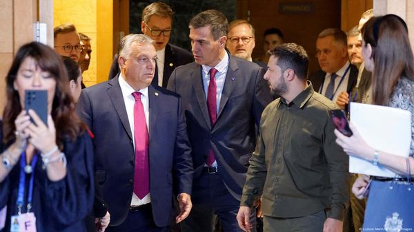 Угорський прем'єр-міністр Віктор Орбан разом з прем'єр-міністром Іспанії Педро Санчесом та президентом України Володимиром Зеленським у Гранаді в жовтні 2023 рокуФото: Ludovic Marin/AFP/Getty Images