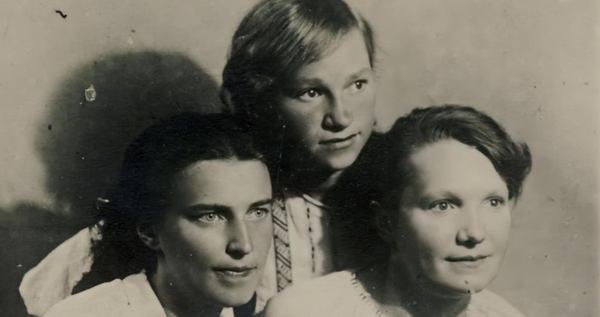 Подвійна агентка Людмила Фоя (посередині). Фото: Район.Історія