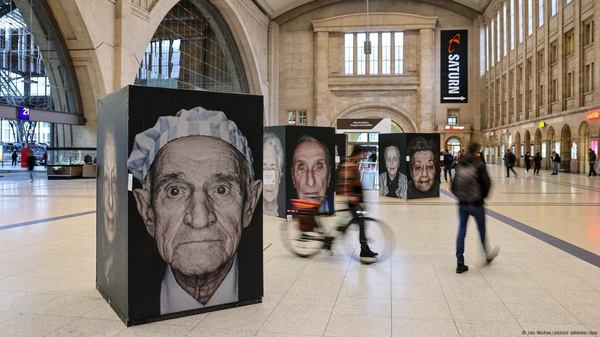 Портрети тих, хто пережив Голокост - пересувна виставка робіт фотографа Луїджі Тоскано на вокзалах у німецьких містах. На фото - головний вокзал у Лейпцигу.