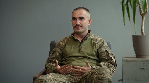 Петро Конопля - колишній бойовий медик, а нині рекрутер Сил безпілотних систем - під час розмови з DW у вересні 2023 рокуФото: DW