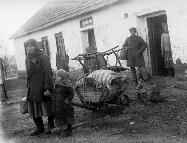 Одна з українських родин, яку депортують, затаврувавши «куркулями». Фото Марка Залізняка, Національний музей Голодомору-геноциду
