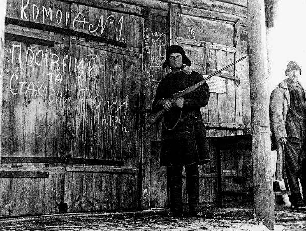 Вооруженный охранник возле амбара с зерном, село Ольшаны Харьковской области