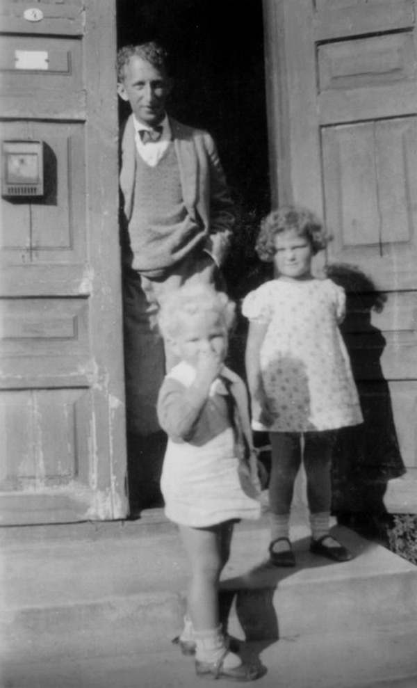 Профессор решил съездить в Вильно и узнать, что происходит в мире. С Олимпией договорились, что она на следующий день будет ждать его звонка у телефона на почте в Радошковичах.