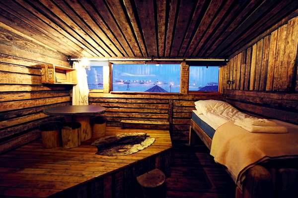 Стилизованный под охотничью хижину номер в гостинице «Бэйскэмп Tрэпперс». Она вся построена из досок и бревен, выброшенных штормами