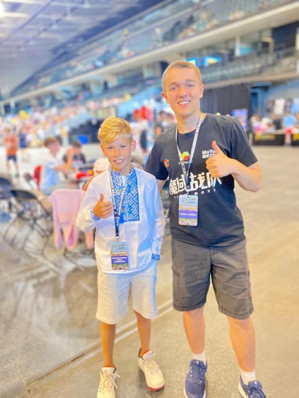 Ваня Ізюменко (ліворуч) із чемпіоном світу Томі Черрі зі складання кубика Рубіка наосліп