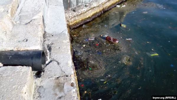 Сміття і бруд стікають у море. Севастополь, архівне фото