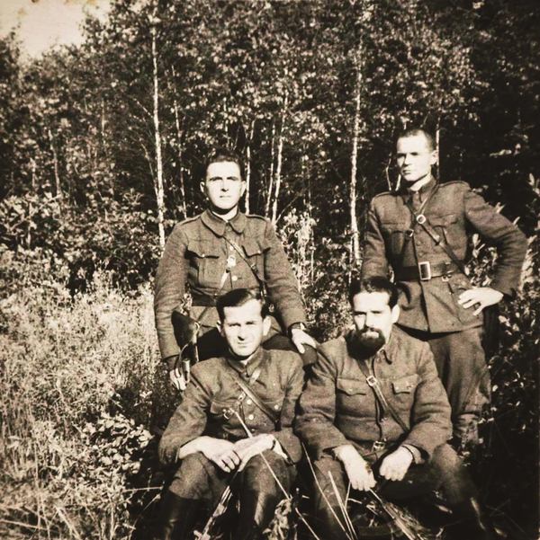 Стоять зліва направо Тимофій Брездень "Семен", Олександр Степанюк "Богун", сидять Панас Ковальчук "Залісний" , Іван Литвинчук "Дубовий". Волинь, середина 1940-х років / Фото: facebook.com/УПА (Ukrainian Insurgent Army) reenacting