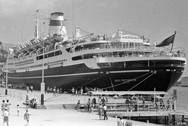 Советский теплоход "Шота Руставели" в порту Ялты. 1969 год