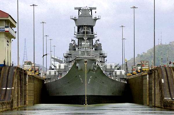 Американский корабль подходит к одному из шлюзов Панамского канала. Фото: Tomas Munita (AP)