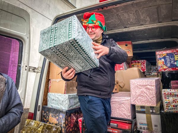 Пйотр Кашувара роздає подарунки, Ізюм, січень, 2023. Джерело: особистий архів