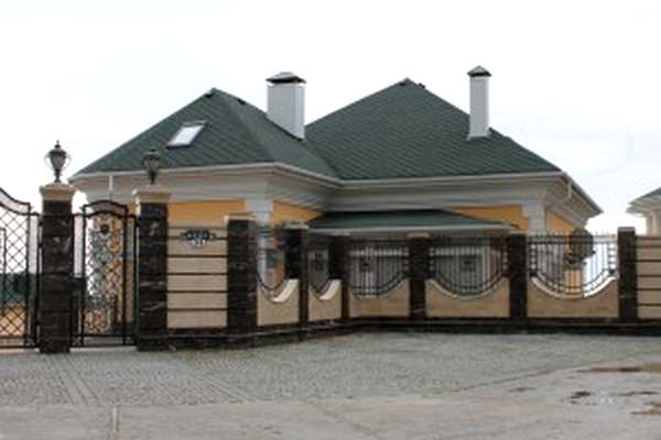 Пять домов на переднем плане являются неким закрытым «пансионатом» Иванющенко — Шумакова