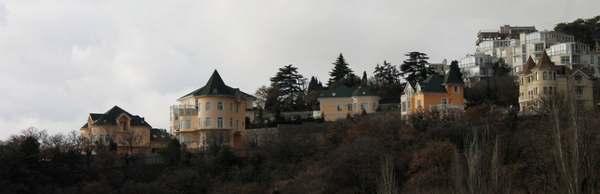 Пять домов на переднем плане являются неким закрытым «пансионатом» Иванющенко — Шумакова