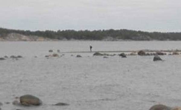 Тот самый человек в чёрном.