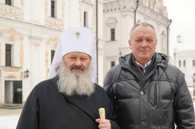 Фото зроблене у грудні 2022 року. Тодішній намісник Лаври УПЦ МП Павло (Лебідь) та тодішній директор заповідника Рудник помолилися разом і зафіксували це на спільній світлині.  Facebook / «Бабель»