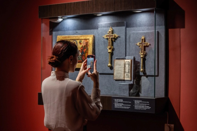 Виставка про гетьмана Івана Мазепу у Лаврі, на якій, як вважають чиновники міністерства, стіни пофарбовані у «неприродний червоний колір».