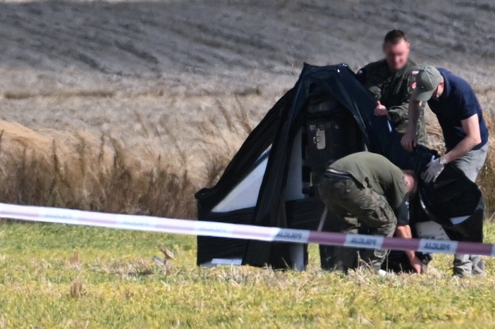 Польські фахівці працюють на місці падіння дрона в селі Войн, Польща, 10 вересня 2025 року. Фото: Wojtek Jargilo / EPA