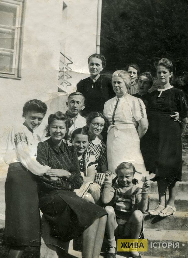 Перша зліва Ольга Андрущак з друзями на відпочинку в м. Криниця, дистрикт Краків, Генеральне Губернаторство Архів проєкту "Локальна історія"